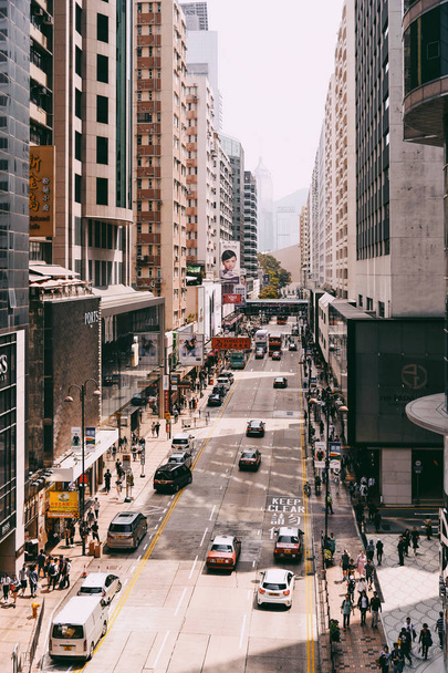 HONG KONG - APRIL 01, 2018 : Street photography of people and vehicles on Canton Road in Tsim Sha Tsui, Hong Kong. - Foto, afbeelding