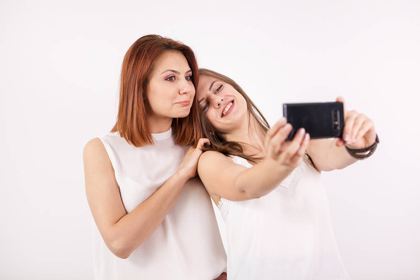 Deux filles heureuses prenant un selfie
 - Photo, image