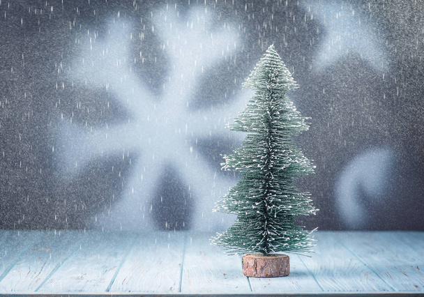 Kar ve kar tanesi üzerinde arka plan ile Noel ağacı. Yeni yıl kavramı - Fotoğraf, Görsel