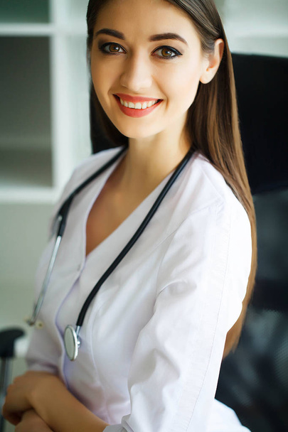 Santé et Beauté. Portrait d'une diététiste heureuse dans la salle de lumière. Une nutrition saine. Un docteur avec un beau sourire. Haute résolution
 - Photo, image