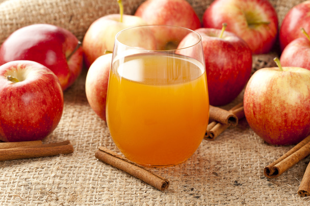 Fresh Organic Apple Cider - Foto, afbeelding