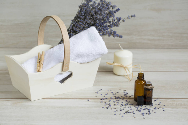 Lavendelbad-Einstellungen. Wellness und Aromatherapie beruhigende Produkte - Foto, Bild