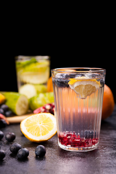 Terveellinen kotitekoinen limonadi eri orgaanisista hedelmistä
 - Valokuva, kuva