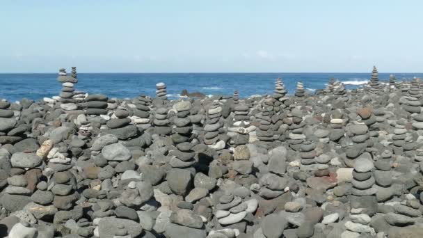 stapel stenen op de kustlijn - Video