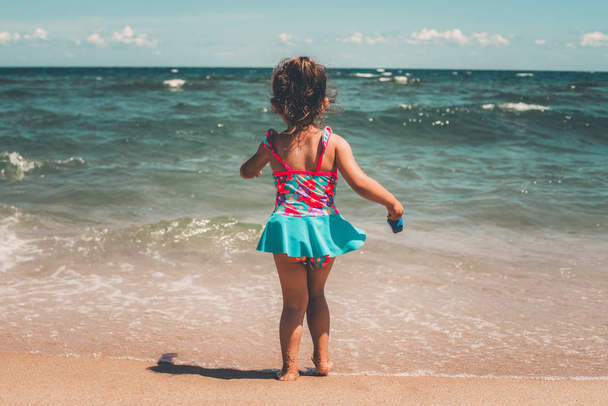 Винтажный снимок маленькой девочки, глядящей на море
. - Фото, изображение