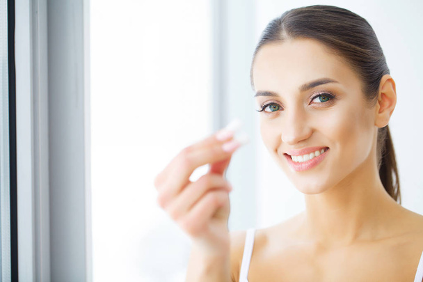Dental care. Beautiful young woman eating chewing gum, smiling. - Foto, Imagem