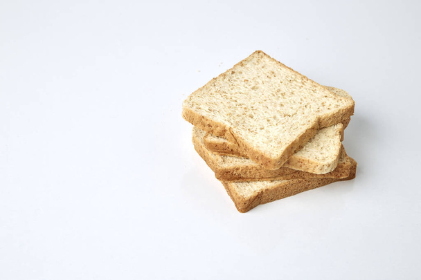 rebanadas de pan integral aisladas sobre fondo blanco
 - Foto, Imagen