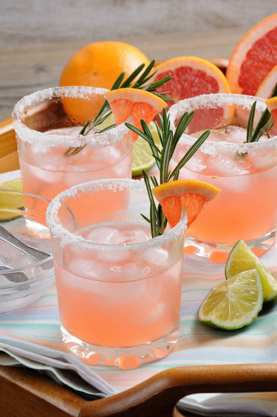 This magnificent cocktail of fresh pink Palomas.   A festive drink is ideal for brunch, parties and holidays. - Foto, afbeelding