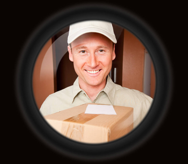 Delivery Boy con paquetes vistos a través del visor de puertas
 - Foto, Imagen