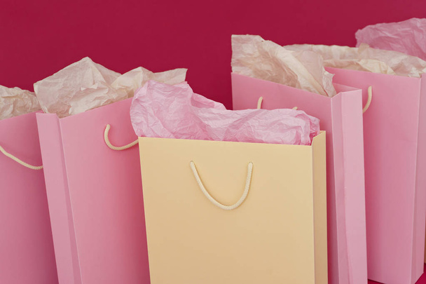 изображение нескольких бумажных пакетов покупок на розовом фоне
  - Фото, изображение