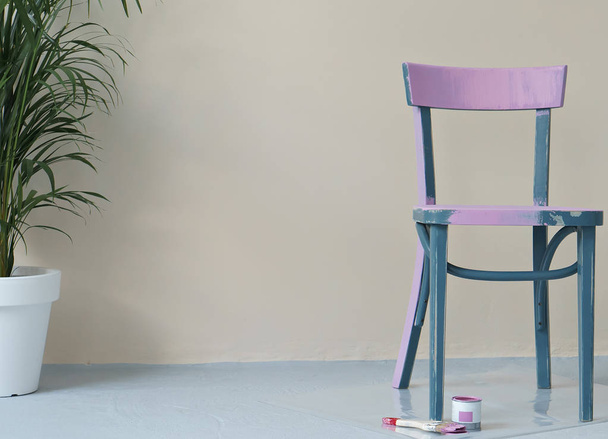 зображення пофарбованого стільця, фарби та пензля в приміщенні
 - Фото, зображення