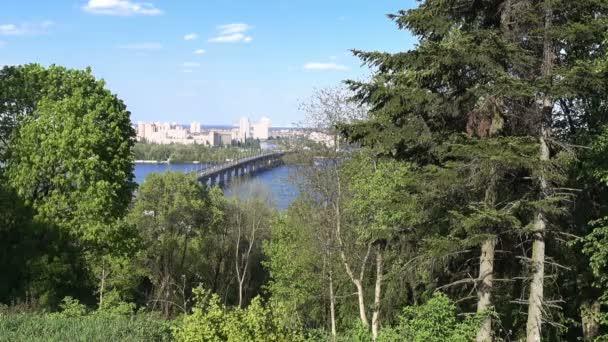 Blick vom Botanischen Garten in Kiev auf den Dnjepr und die Patonbrücke - Filmmaterial, Video