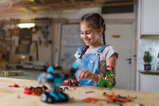 Malá dívka dělat robota - Fotografie, Obrázek
