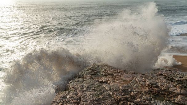 Κύματα της θάλασσας που προσέκρουσε στα βράχια λόγω Ναζαρέ, Πορτογαλία - Φωτογραφία, εικόνα