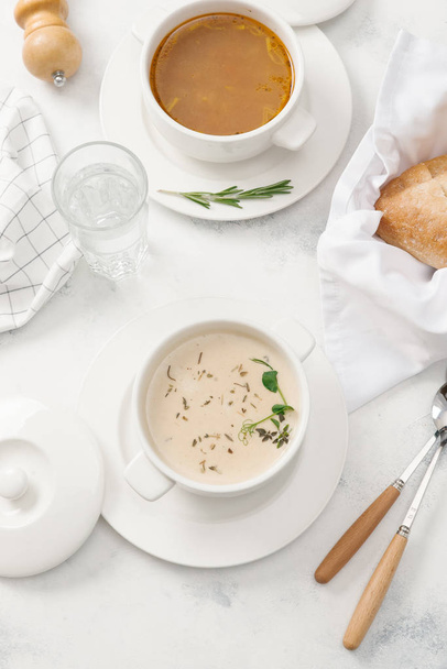 Dwa rodzaje Zupa krem z ziół na białym tle - Zdjęcie, obraz
