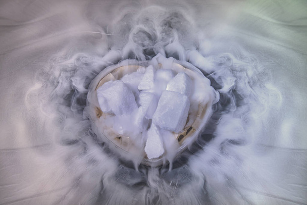 La brume avec l'effet de la glace sèche sur fond noir, Glace sèche congelée au fond du cœur avec pellicule plastique
 - Photo, image
