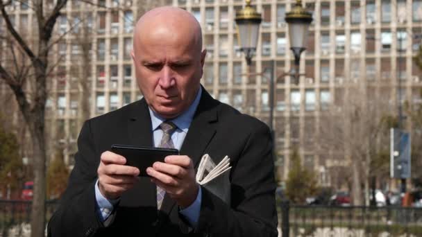 Businessman Texting Email Reading Mobile Message Looking Disappointed. - Πλάνα, βίντεο