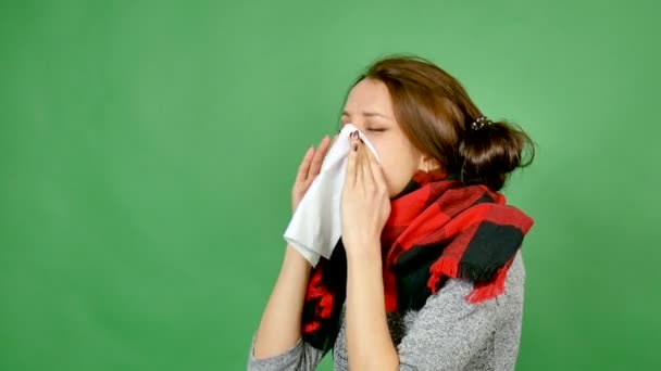 Dziewczyna wieje jej nos na serwetce. Zakażenie wirusowe, leczenia i zapobiegania grypie - Materiał filmowy, wideo