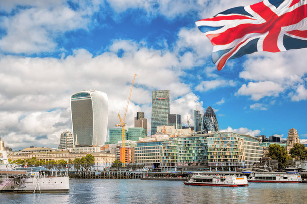 City of London z łodzi w Wielka Brytania - Zdjęcie, obraz