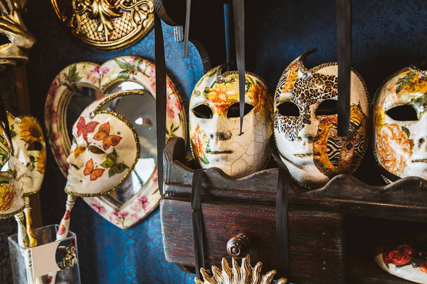 Máscaras en una habitación vintage
 - Foto, Imagen