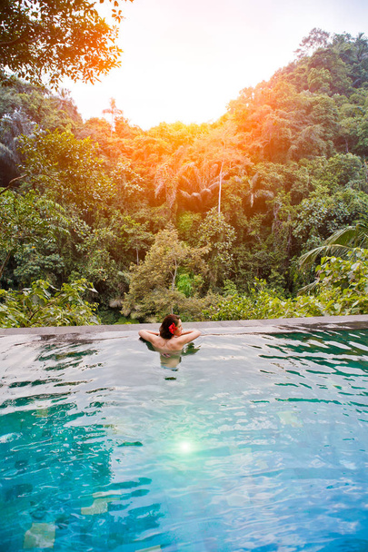 a trópusi dzsungel medence lány - Fotó, kép
