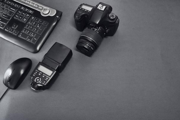 Moldura do equipamento fotográfico. Vista superior de diversos equipamentos pessoais para fotógrafo, espaço de cópia
 - Foto, Imagem