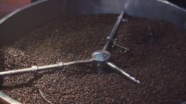 Mixing of roasted coffee. Partial removal of bad grains. The roasted coffee beans got on the mixer sorting by a professional machine. Slow motion. - Felvétel, videó