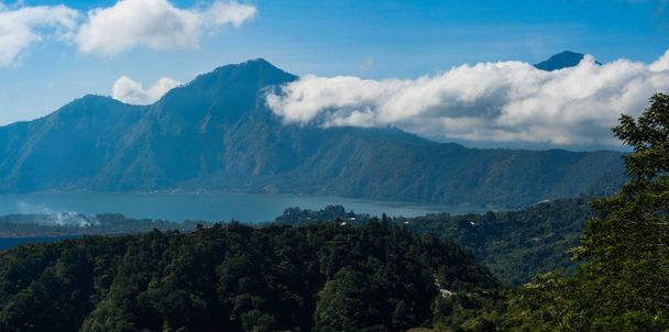 インドネシア ・ バリ島のアグン山とバトゥール湖のビュー - 写真・画像