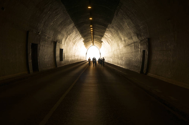 Mensen gaan naar het licht aan het eind van de tunnel - Foto, afbeelding