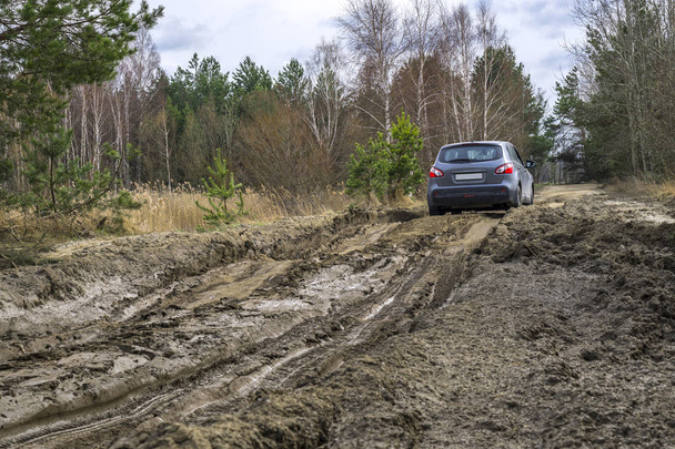 Машина на болоті брудної дороги. Подорож бездоріжжям
 - Фото, зображення