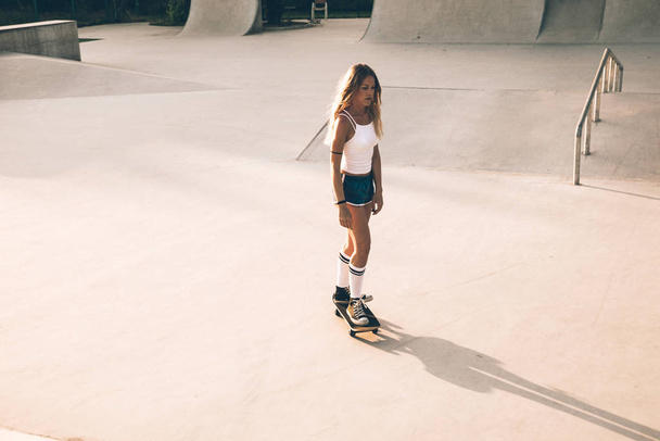 Beautiful skater girl lifestyle moments in a skatepark - Fotoğraf, Görsel
