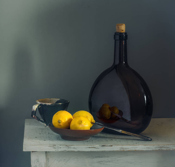 Натюрморт з лимонами та пляшкою. Етюд. Мінімалізм. Вінтаж
. - Фото, зображення