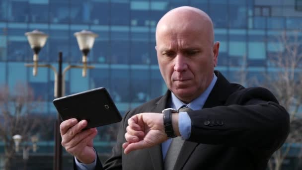 Empresário esperando uma reunião Use Tablet Email Verifique o tempo olhando relógio de mão
. - Filmagem, Vídeo