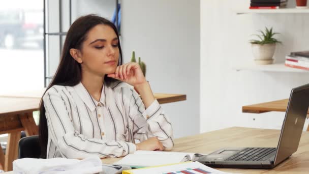 Young businesswoman looking thoughtfully to the camera - Filmagem, Vídeo