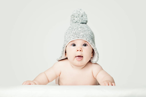 Neşeli küçük bebek örgü şapkalı portre. Mutlu küçük çocuk (3 aylık) - Fotoğraf, Görsel