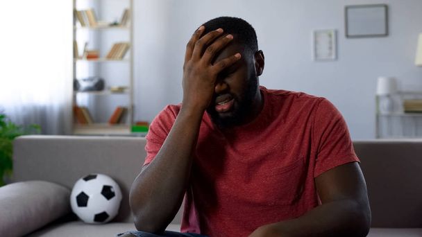 Man shocked by defeat of football team in competition, team leaving league - Foto, imagen
