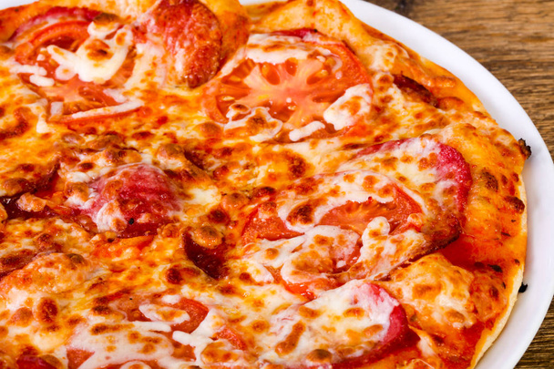 De pizza pepperoni met worst en kaas - Foto, afbeelding
