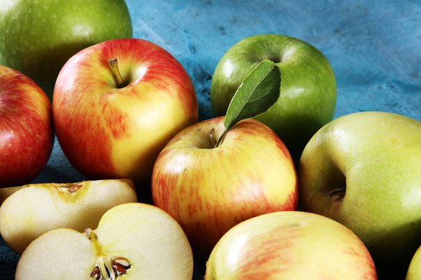 Kypsät punaiset omenat lehdet puinen tausta
 - Valokuva, kuva