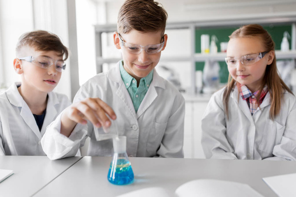 kids with test tube studying chemistry at school - Foto, Imagem