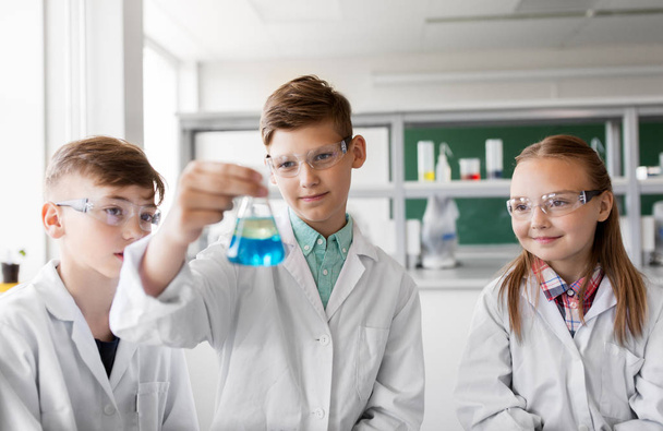 kids with test tubes studying chemistry at school - Foto, afbeelding