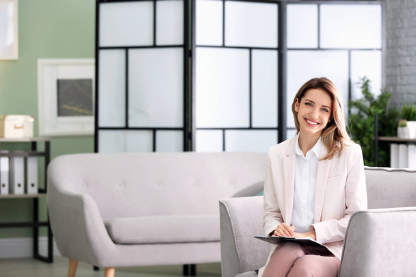Young female psychologist in office - Фото, зображення