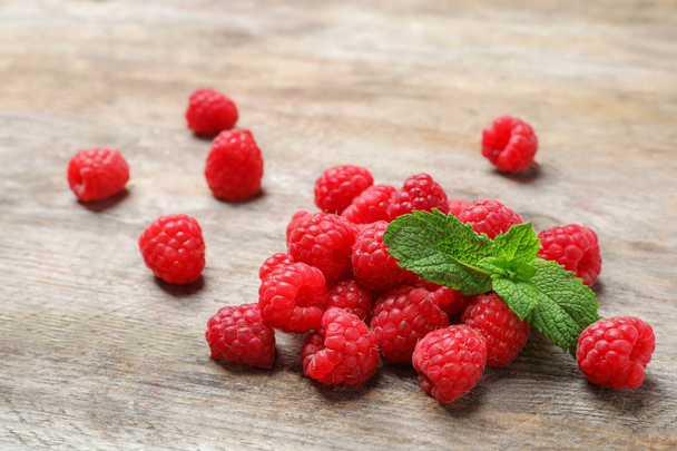 Ripe aromatic raspberries on wooden table - Foto, Imagem