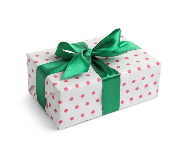 Caja de regalo bellamente envuelta sobre fondo blanco
 - Foto, imagen