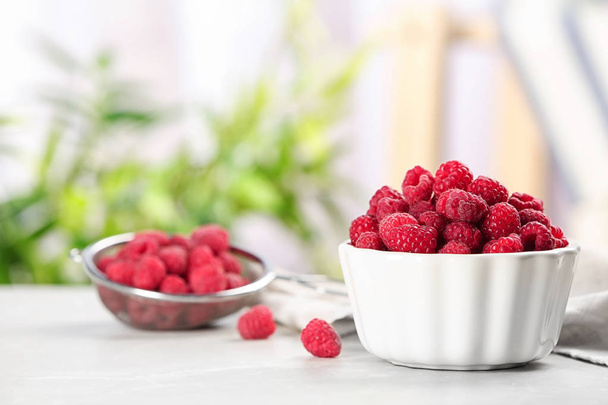 Bowl with ripe aromatic raspberries on table - Zdjęcie, obraz