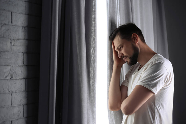Osamělý muž deprimovaný okna doma - Fotografie, Obrázek
