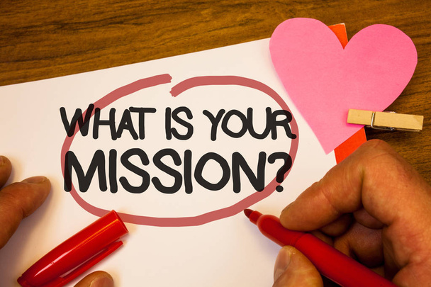 Was ist Ihre Missionsfrage? Konzept bedeutet, jemanden über seine Pläne und To-do-Liste zu fragen menschliche Hand behalten roten Stift eingekreiste schwarze Wörter Papierhaken Niete rosa Herz - Foto, Bild