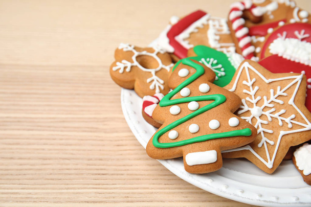 Plate with tasty homemade Christmas cookies on table, closeup - Foto, Bild