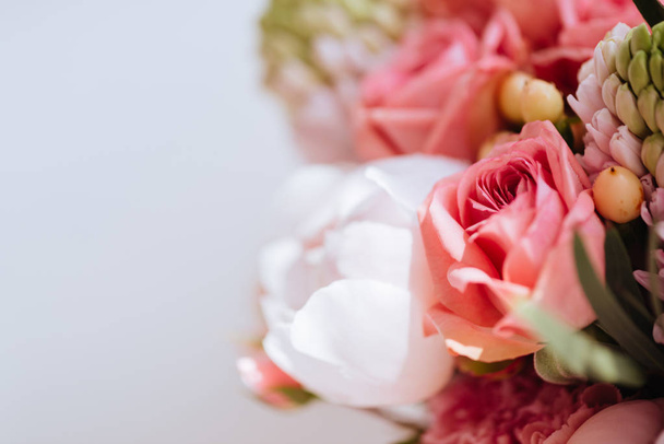 Bellissimi fiori in fiore: peonie, rose, ranuncoli, tulipani, garofani, eustoma lisianthks ortensie in tenero colore rosa
 - Foto, immagini