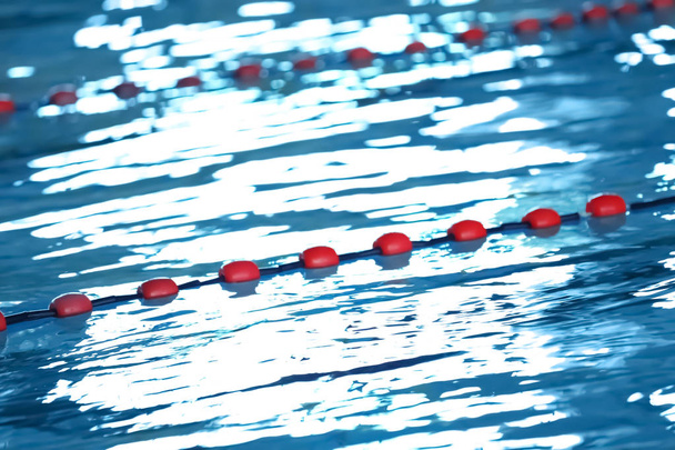 Moderna piscina con acqua blu, al coperto
 - Foto, immagini