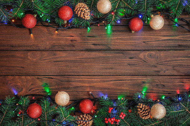 木製の背景にクリスマスの装飾を持つフラット レイアウト構成 - 写真・画像
